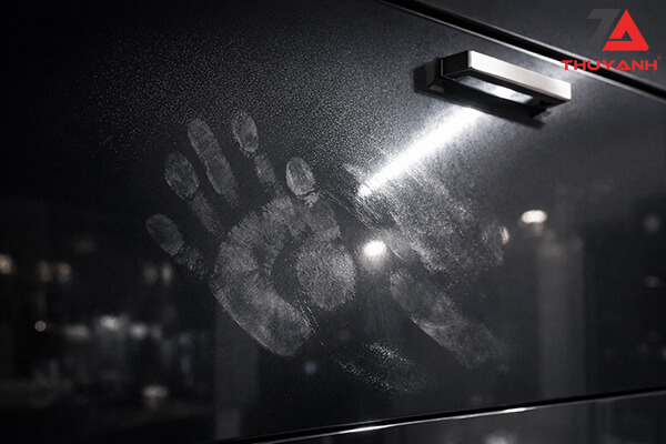 Bề mặt bóng gương không chống bám vân tay